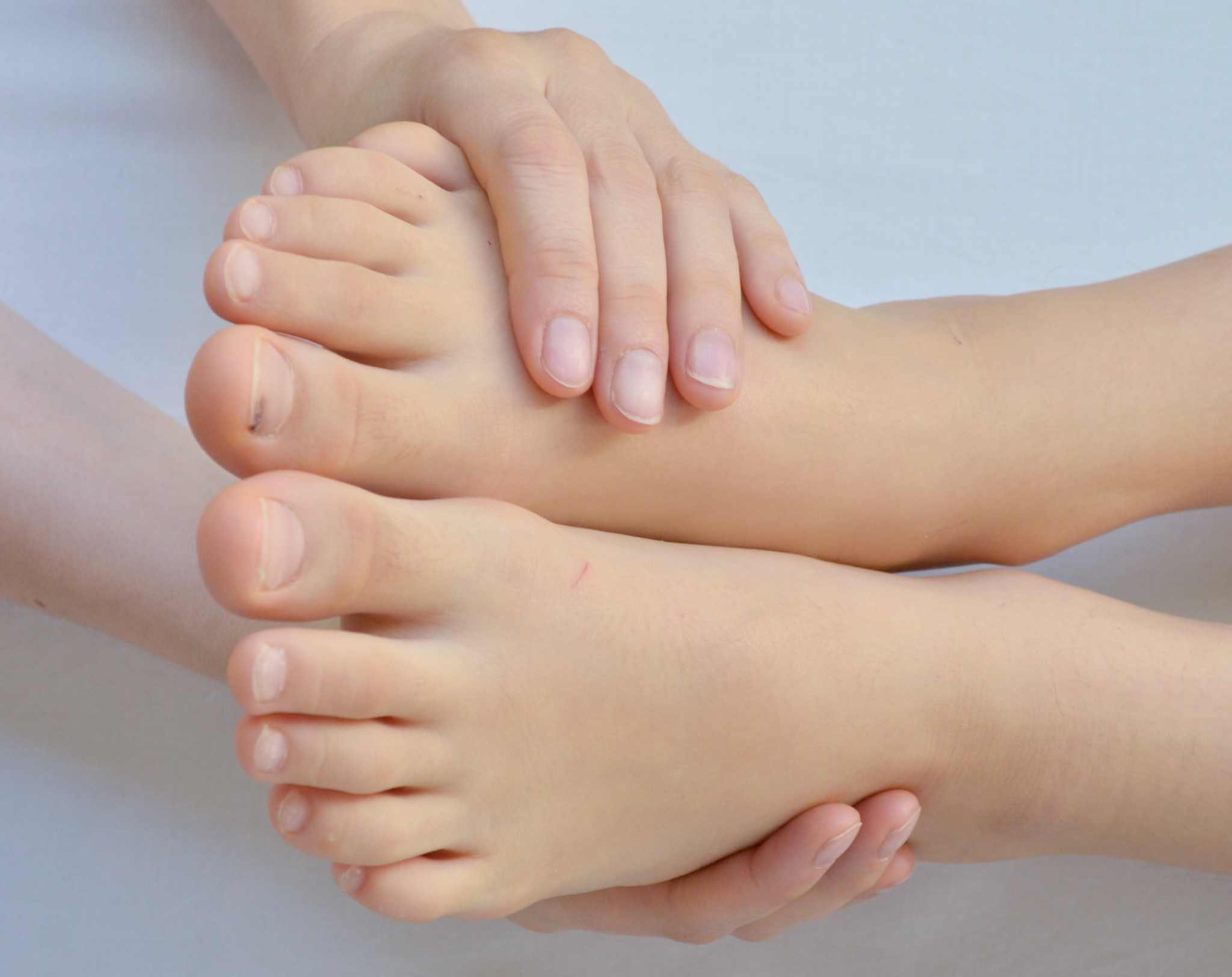 Jalkahoito, hoitaja pitää jalkoja käsissään