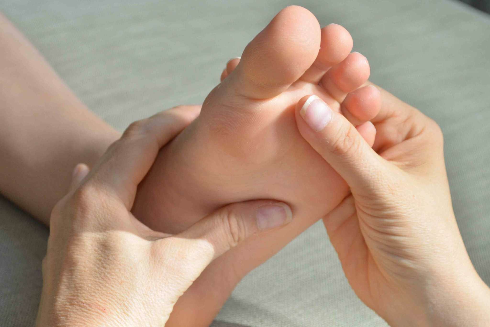 Perusteellinen jalkahoito, jalan hieronta käynnissä