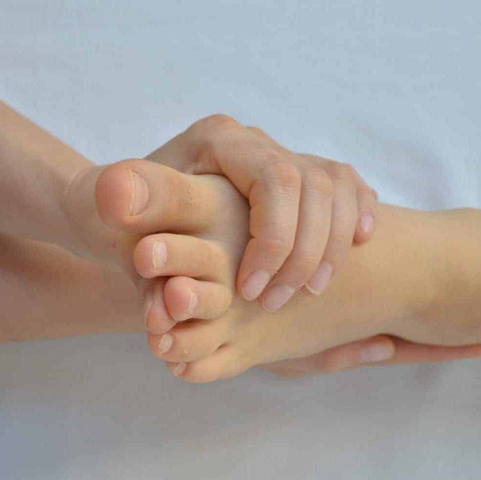 Vaativampi jalkahoito käynnissä: jalkojen hieronta